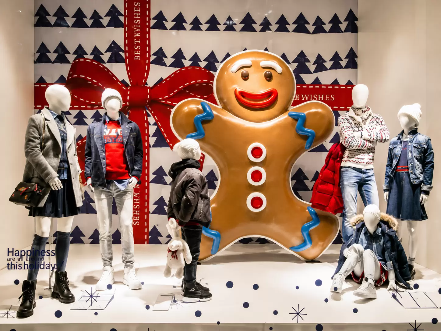 Tipos de vitrine e como escolher manequins para loja de roupas