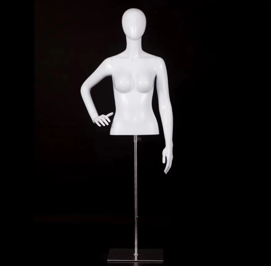 Exibindo blusas femininas em manequins de meia figura: ajuste e proporção